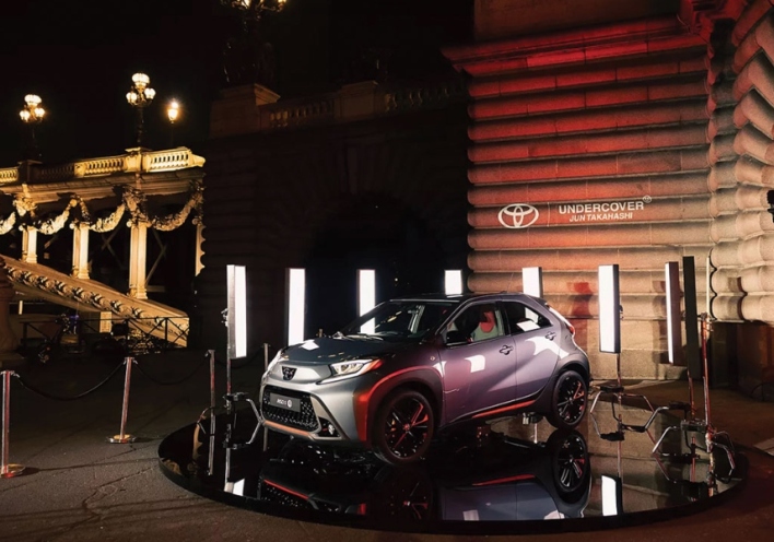 Toyota Aygo X UNDERCOVER: «Χάος» & «Ισορροπία» on the catwalk!  