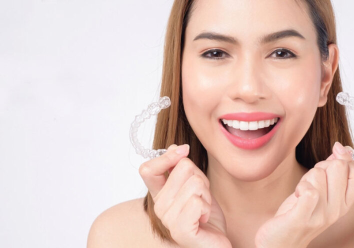 Κοπέλα κρατάει διάφανα μασελάκια