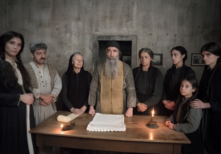 Στους πρωταγωνιστικούς ρόλους συναντάμε την Καρυοφυλλιά Καραμπέτη και τη Μαρία Πρωτόπαππα