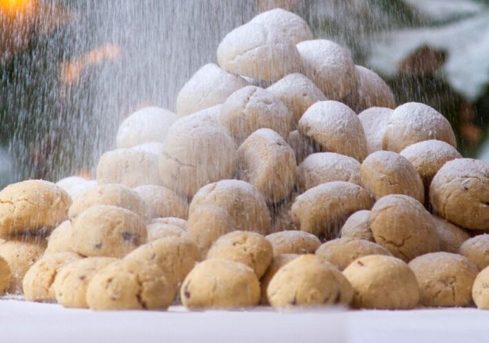 Κουραμπιέδες με καραμελωμένα αμύγδαλα