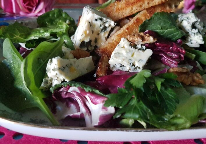 Γιορτινή σαλάτα με ροκφόρ, καρύδια και σπιτικά κρουτόν