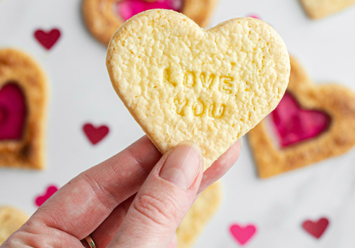 Τι απογίνονται όλες αυτές οι καρδούλες όταν περάσει η ρημάδα η γιορτή του Αγίου Βαλεντίνου;