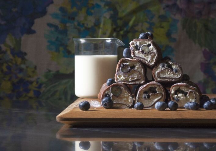 Κρέπες σοκολάτας γεμιστές με κρέμα και blueberries