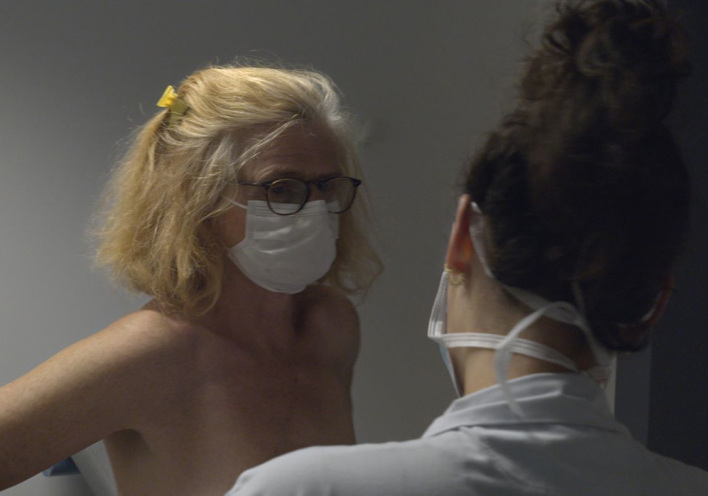 Η Κλαιρ Σιμόν διαγνώστηκε με καρκίνο και φιλμάρισε την όλη διαδικασία στο ντοκιμαντέρ της «Το Σώμα μας»