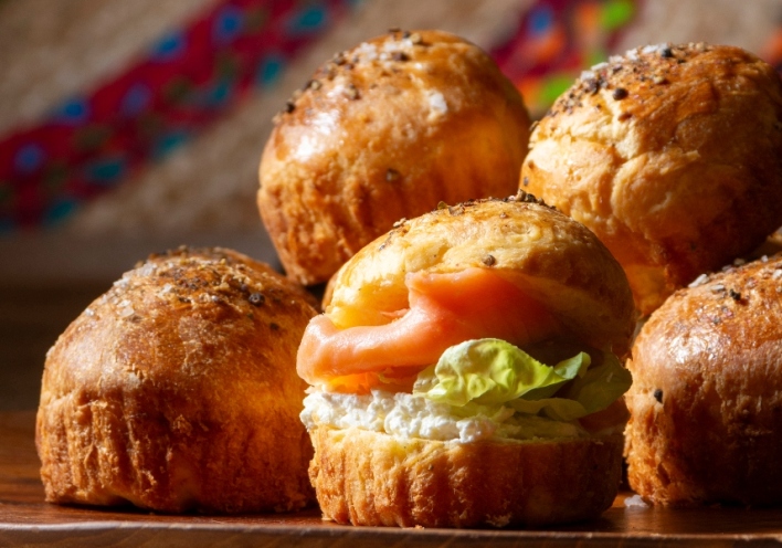 Μπριος γεμιστά με φρέσκο τυρί κρέμα και σολομό 