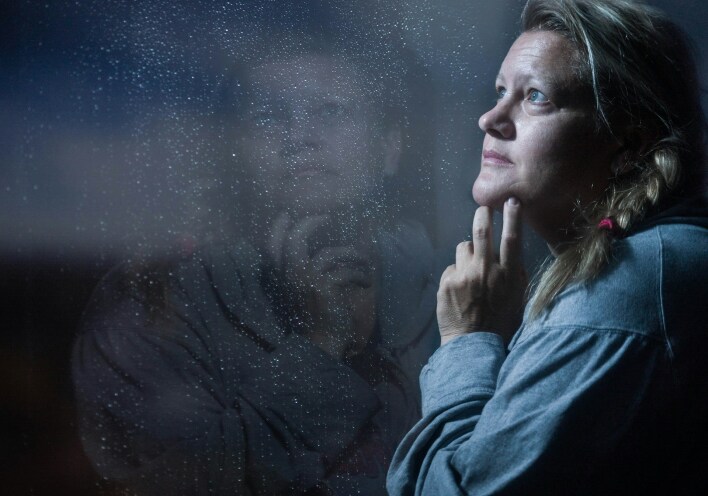 Γυναίκα που αντικατοπτρίζεται η σκιά της στο τζάμι