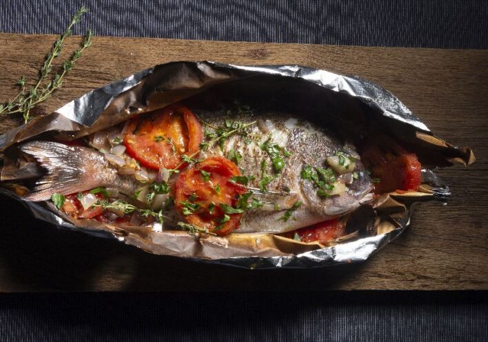 Συνταγή για φαγκρί στη λαδόκολλα με κρασί Μοσχάτο