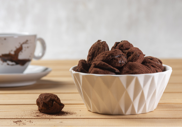 Δαμάσκηνα Σκιάθου γεμιστά με σοκολάτα και καλυμμένα με κακάο