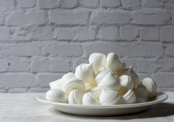 Μαρεγκάκια με έμπνευση από το Σαρακήνικο Μήλου 