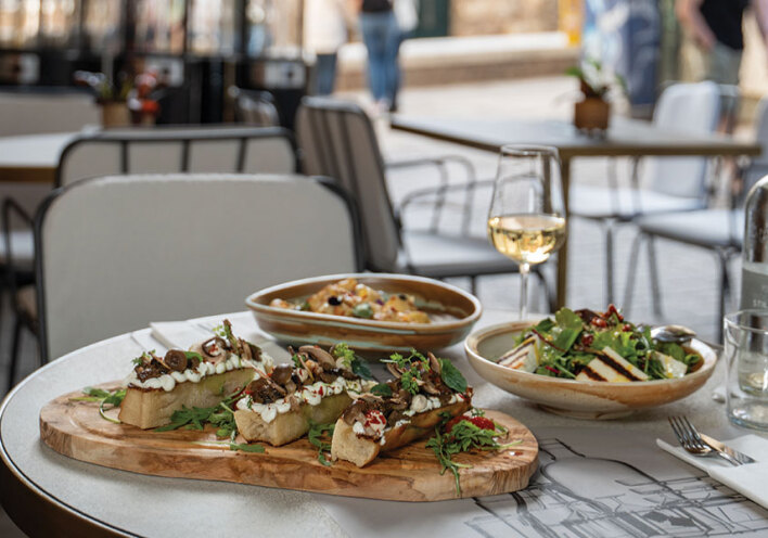 GAYA Athens: Το comfort restaurant bar στο ιστορικό κέντρο της Αθήνας είναι το νέο all day στέκι