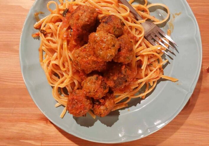 Πώς θα φτιάξεις την τέλεια μακαρονάδα με κεφτεδάκια