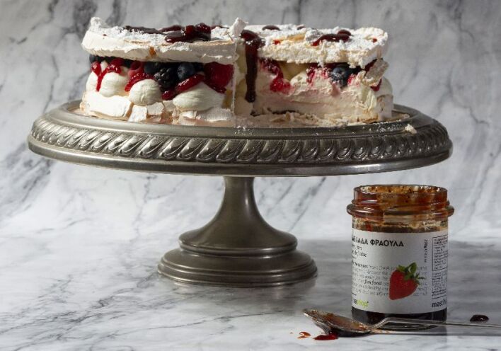 Γλυκό μαρέγκας με μαστίχα και φρούτα του δάσους