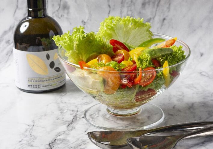Συνταγή για πράσινη σαλάτα με αβοκάντο, πιπεριές, ντοματίνια και ντρέσινγκ μαστίχας