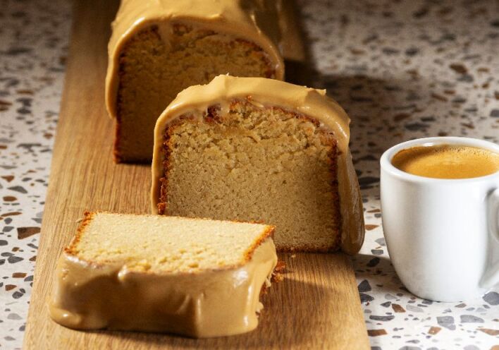 Υγρό κέικ με γλάσο από καφέ