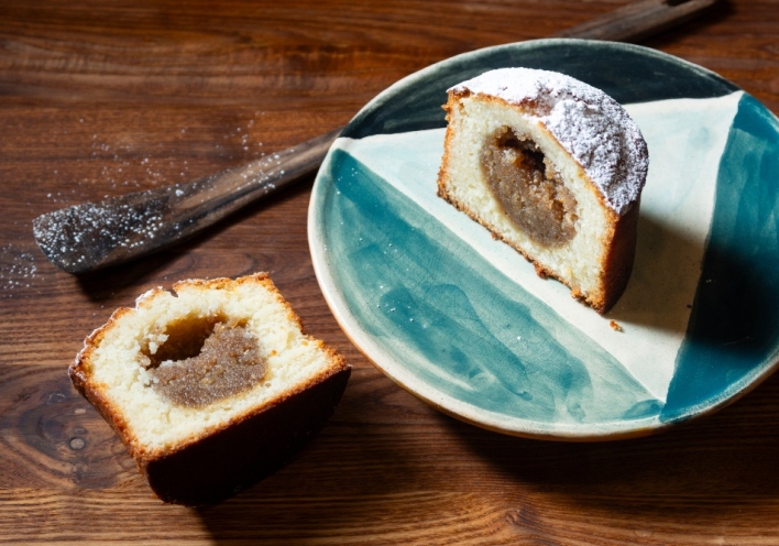 Ατομικά κέικ γεμιστά με αμύγδαλο και καφέ