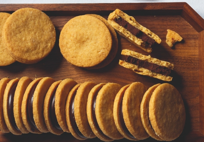 Σάντουιτς με ζύμη κουραμπιέ  και γέμιση σοκολάτα