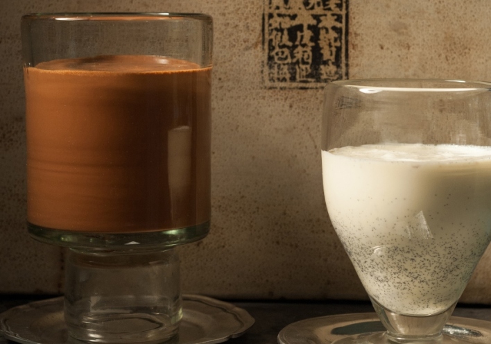 Ρόφημα λευκής και μαύρης σοκολάτας