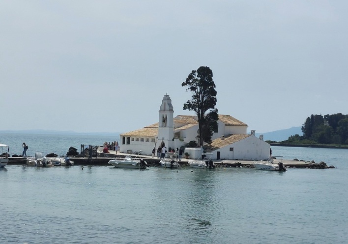Η μονή της Παναγίας των Βλαχερνών απέναντι από το Ποντικονήσι