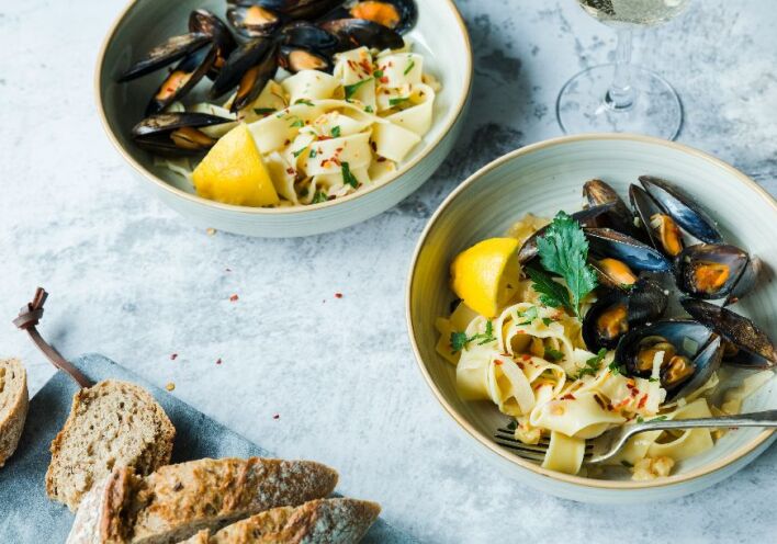 Σκορδάτη μακαρονάδα με μύδια και αχιβάδες