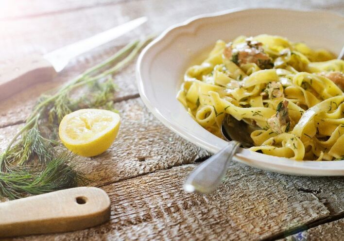 Εύκολη μακαρονάδα με σολομό και λεμόνι