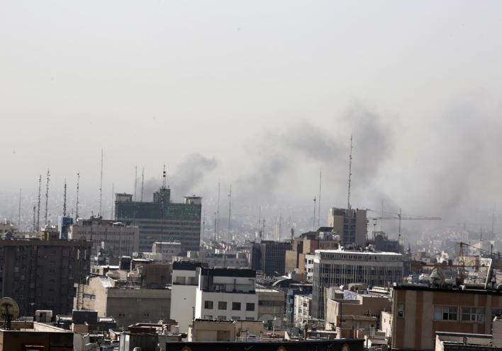 Καπνοί στο Ιράν μετά την επίθεση ΗΠΑ - Ισραήλ