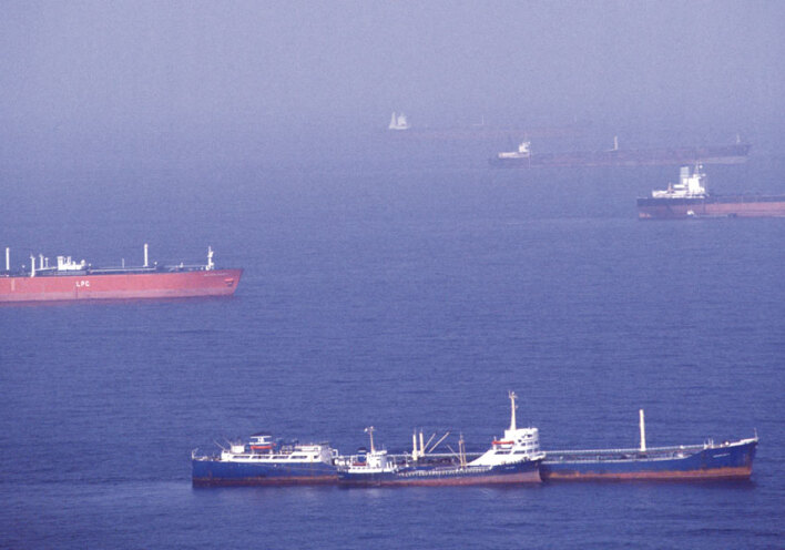 Εφοπλιστές σε εμπόλεμη ζώνη