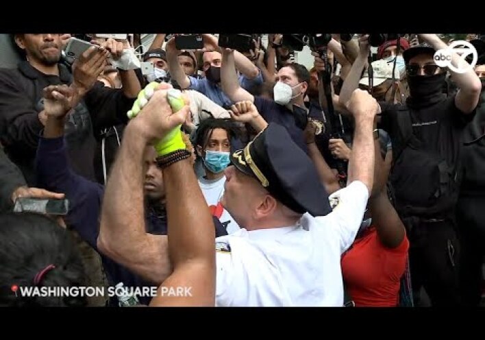 Νέα Υόρκη: Γονατιστός για τον Φλόιντ ο αρχηγός της Αστυνομίας 