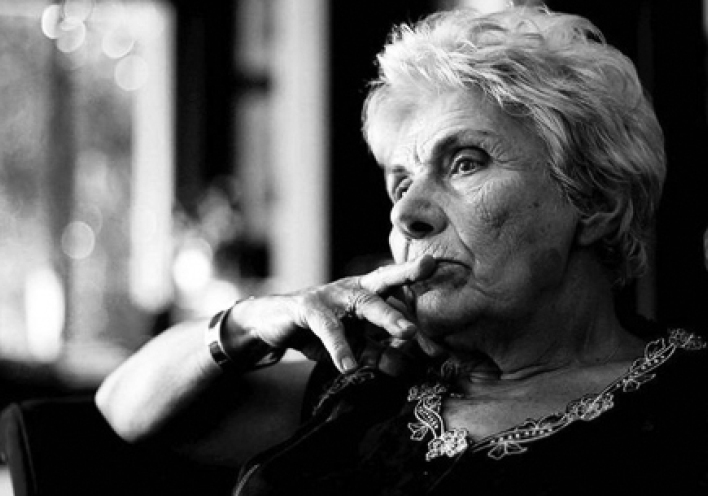 Η Δημουλά διαβάζει Δημουλά