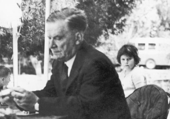 «Ποίημα που του λείπει η χαρά, αφιερωμένο σε γυναίκα υπέροχη…»