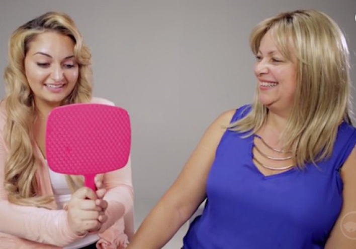 Τι συμβαίνει αν αφήσετε τη μαμά σας να διαλέξει το χτένισμά σας (video)