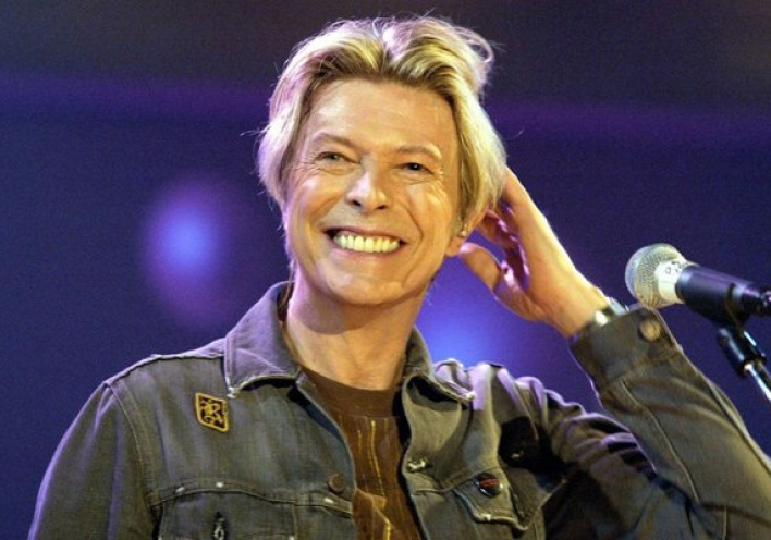 Με τραγούδια και φωτογραφίες αποχαιρετά ο κόσμος του Twitter τον Δούκα της ροκ 