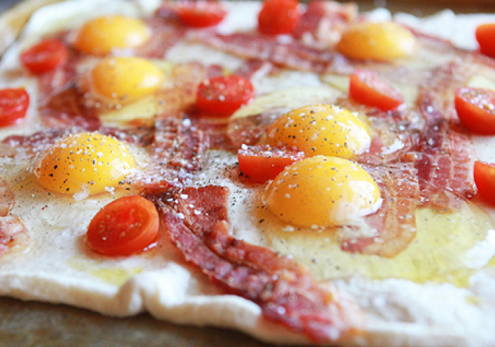 Εύκολη πίτσα με αυγά και αβοκάντο