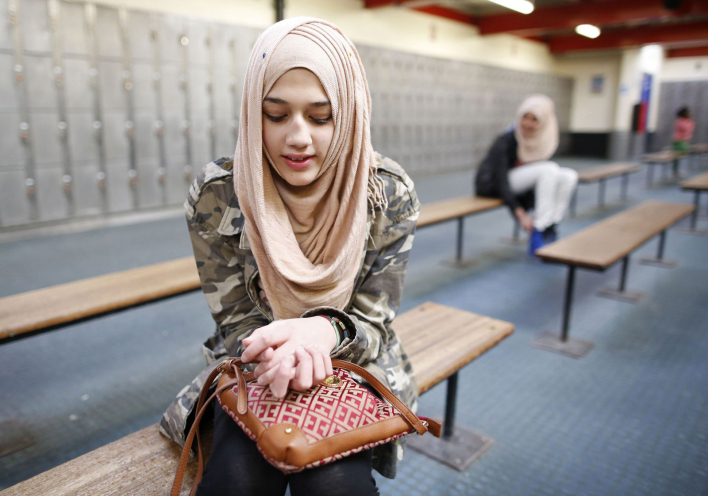 Πότε θα δούμε τα μαλλιά να ξεμυτίζουν από τις εξαθλιωμένες μαντίλες;