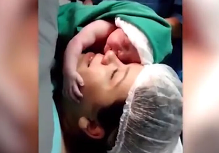 Η πιο αγνή αγκαλιά: Το νεογέννητο βρέφος που σφιχταγκαλιάζει τη μανούλα του (video)