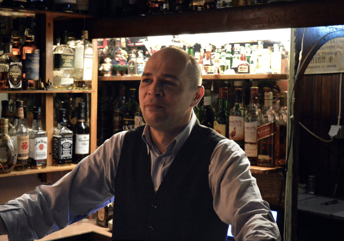 Σωτήρης Παπαθεοδώρου: Ο ιδιοκτήτης του Au Revoir, του πιο θρυλικού μπαρ της Αθήνας