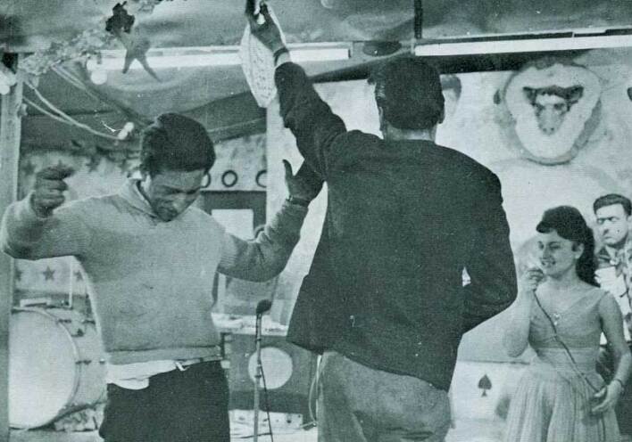 «Πέραμα, 1961. Ενώ χορεύουν στο κέντρο Η Μαρίδα» © Πάνος Κουτρουμπούσης