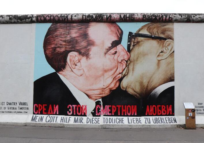 Το πιο διάσημο γκράφιτι στο Τείχος του Βερολίνου