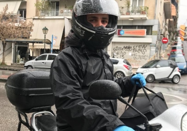 Μπάμπης Τυροβολάς,διανομέας φαγητού