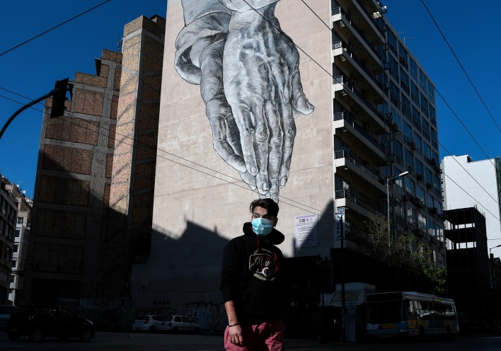 Το «προβληματικό παιδί» της περιόδου της χρηματοπιστωτικής κρίσης θέτει παράδειγμα για τον κόσμο σε ό,τι αφορά την γρήγορη αντίδραση στην πανδημία, γράφει το πρακτορείο Bloomberg. 