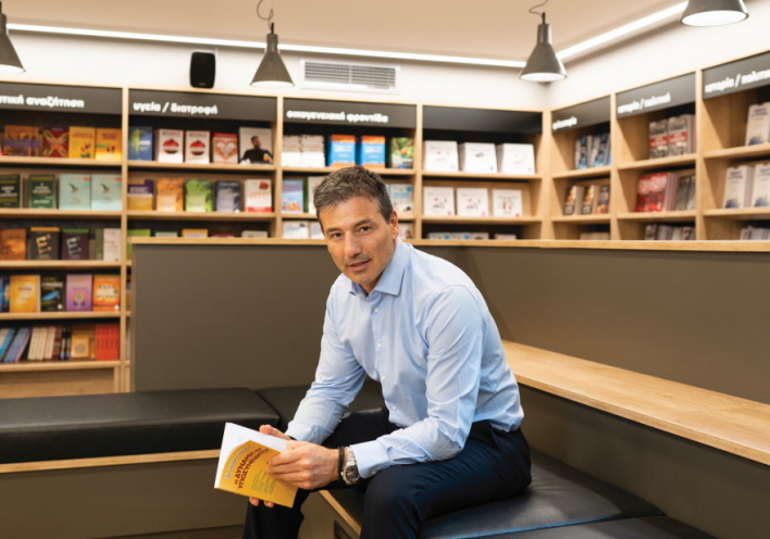 Ο Κωνσταντίνος Παπαδόπουλος διαβάζει βιβλία στην καραντίνα