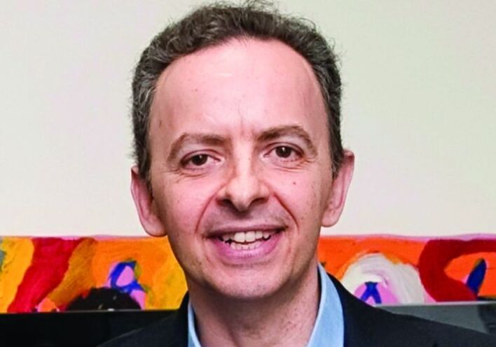 Ο Γιάννης Παπαδόπουλος διαβάζει βιβλία στην καραντίνα