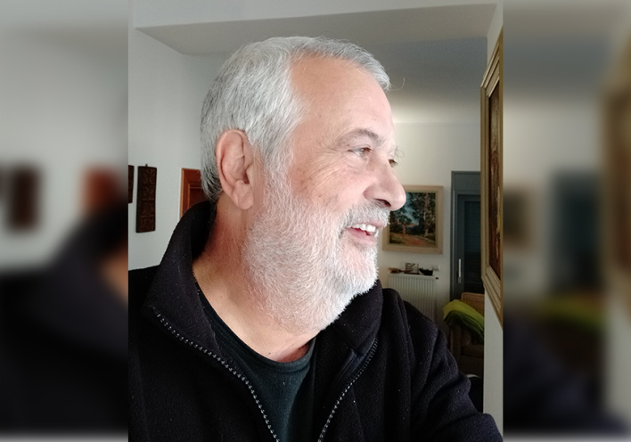 O Αλέξανδρος Μάμαλης διαβάζει βιβλία στην καραντίνα