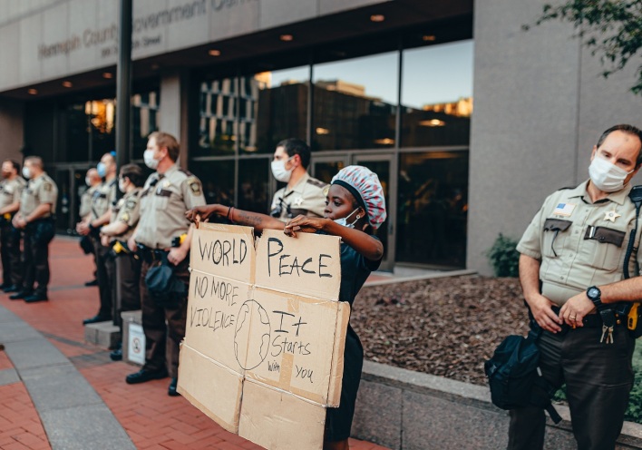Έφηβη αφροαμερικανή που κρατά πλακάτ διαμαρτυρίας στη Μινεάπολη για τον βίαιο θάνατο του Τζορτζ Φλόιντ
