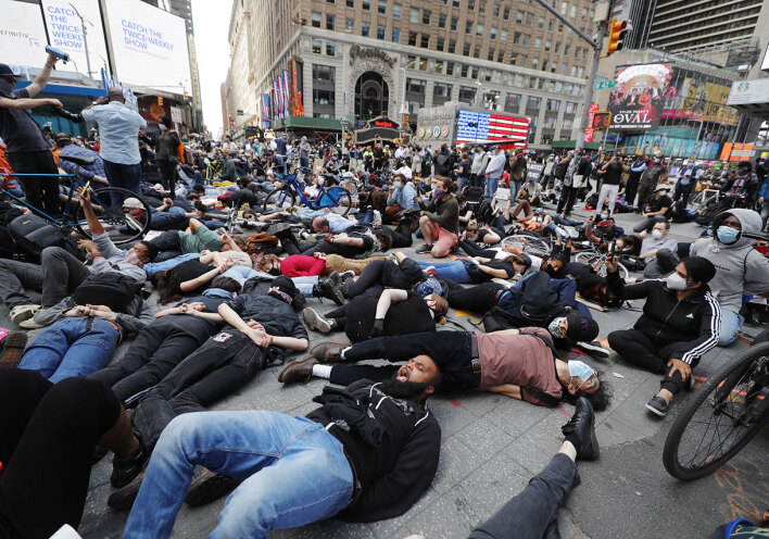 Διαδηλωτές στην Times Square για τη δολοφονία του Τζορτζ Φλόιντ