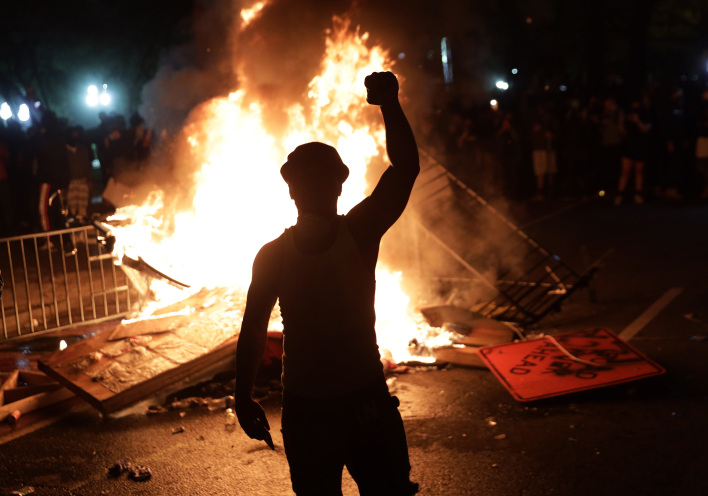 Διαδηλωτής που υψώνει τη γροθιά του κατά τη διάρκεια διαδηλώσεων στις ΗΠΑ για τη δολοφονία του Τζορτζ Φλόιντ