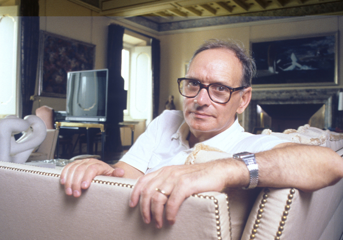 Ο συνθέτης Ένιο Μορικόνε στο σπίτι του στην Ιταλία το 1987