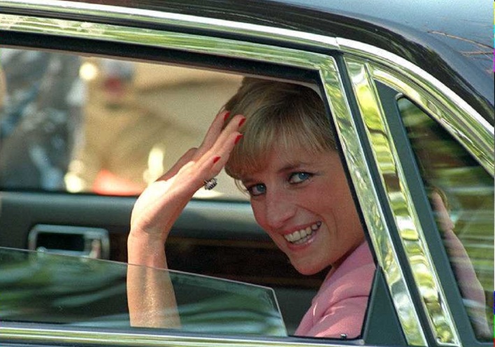 Η πριγκίπισσα Νταΐάνα, χαιρετάει τον κόσμο μέσα από το αυτοκίνητό της ©EPA/ Alejandro PAGNI/dsl