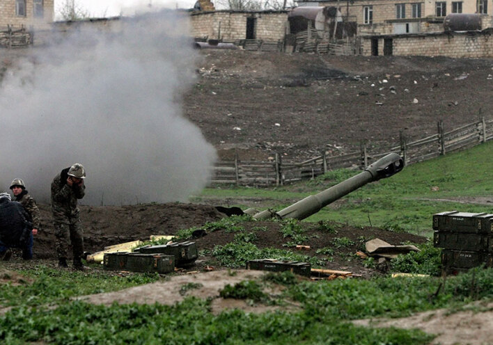 Πυροβολικό του στρατού της Αρμενίας ανταποδίδει τα πυρά κατά δυνάμεων του Αζερμπαϊτζάν στο Ναγκόρνο Καραμπάχ