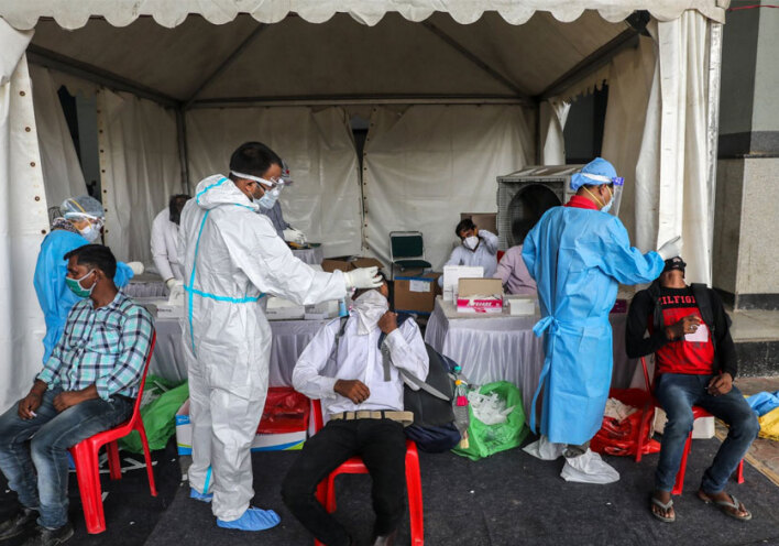 Έλεγχοι για κορωνοϊό από κλιμάκιο γιατρών στην Ινδία - Ξεπέρασαν παγκοσμίως το 1 εκατομμύριο οι νεκροί από Covid-19