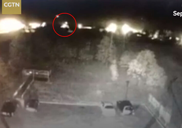 Το στρατιωτικό αεροσκάφος στην Ουκρανία λίγα δευτερόλεπτα πριν συντριβεί στο έδαφος